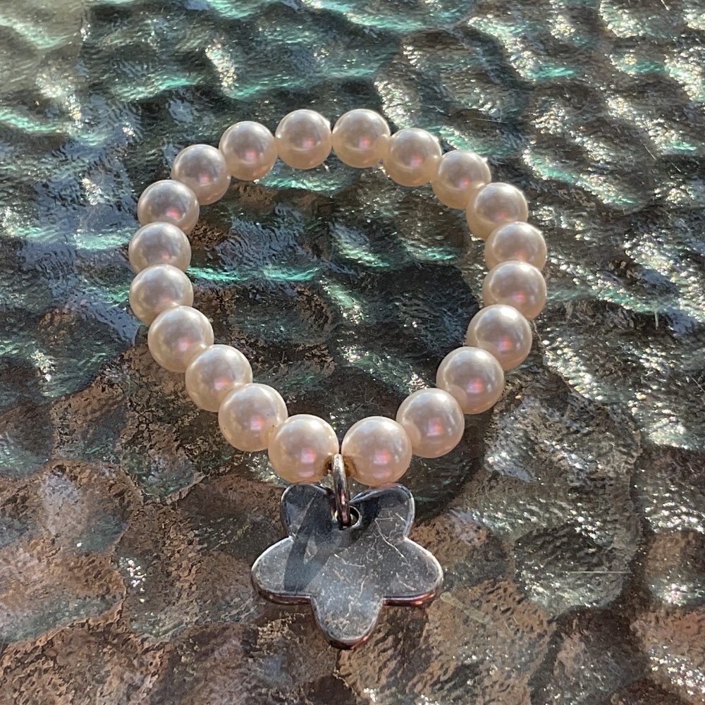 Faux Pearl bead bracelet with charm stretch white - Picture 3 of 7
